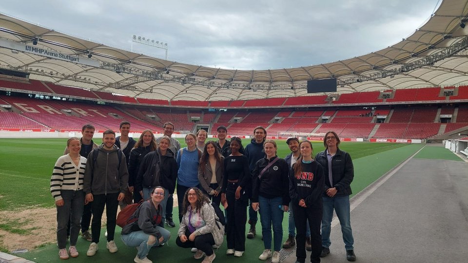 Kanadier mit Studenten im Fußballstadion Neckarpark